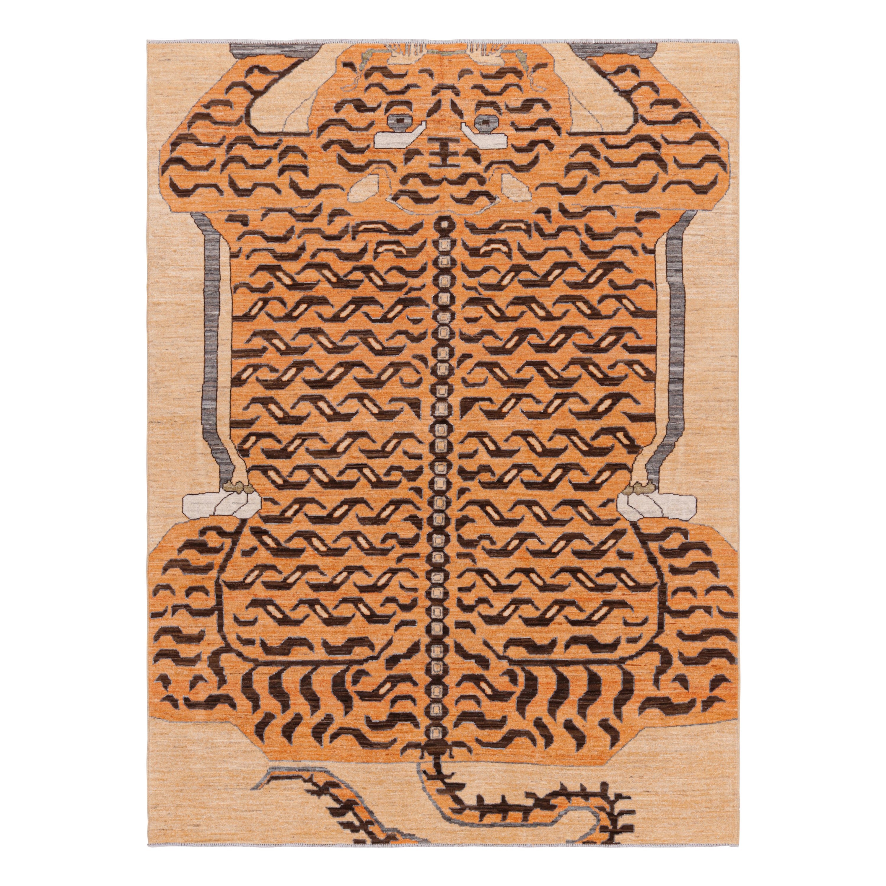 Rug & Kilim's Contemporary Tiger Rug in Gold with Brown and Orange Pictorial (Tapis tigré contemporain en or avec pictogramme brun et orange)
