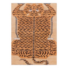Rug & Kilim è un tappeto tigrato contemporaneo in oro con immagini marroni e arancioni.