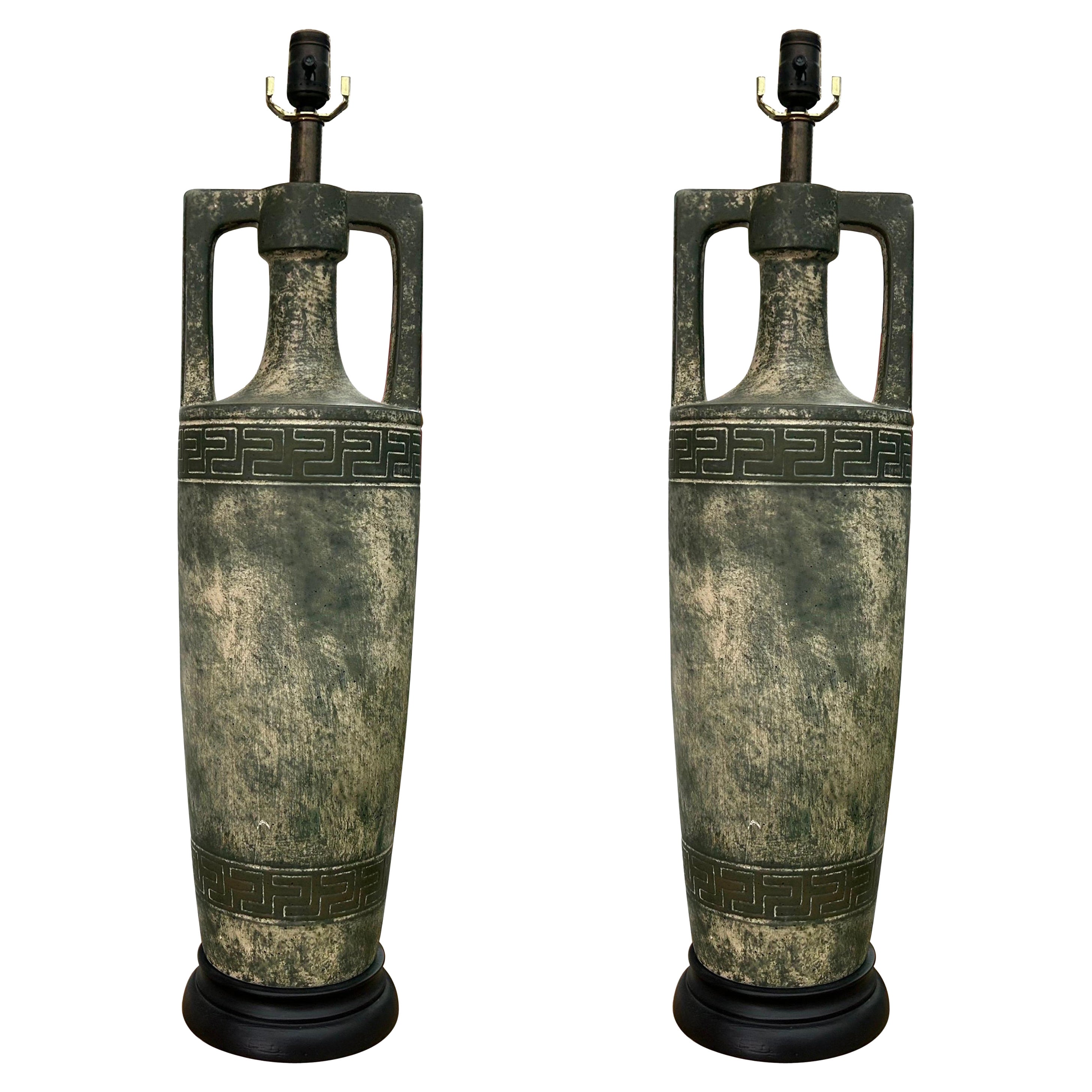 Paar griechisch inspirierte Hollywood-Regency-Lampen im Angebot
