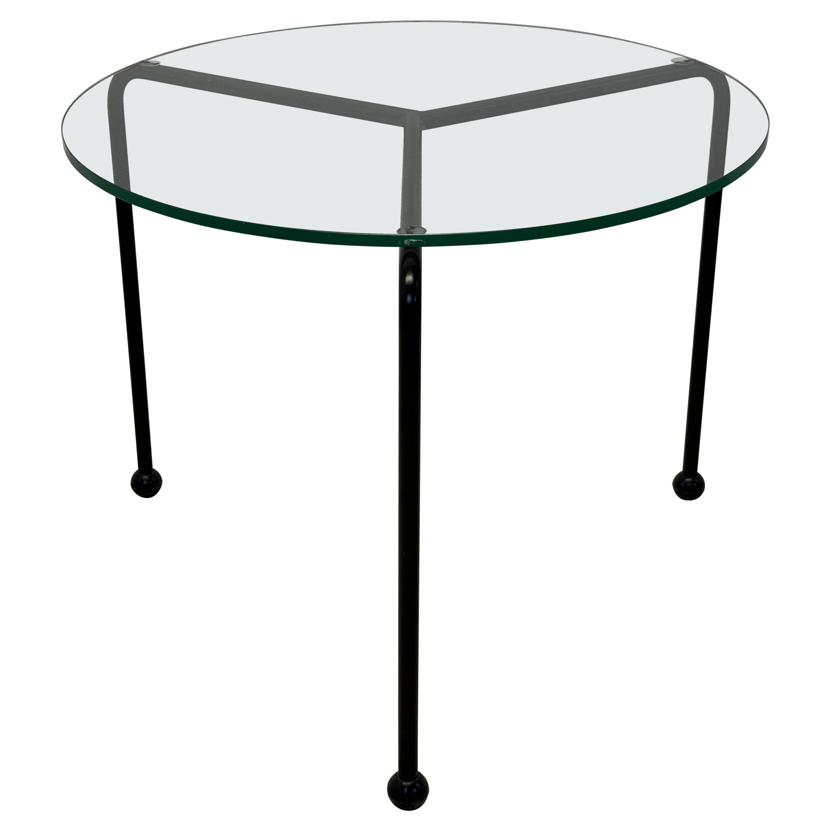 Mesa auxiliar posmoderna de metal esmaltado negro y tapa de cristal, años 80
