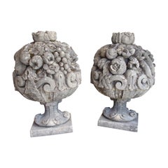 Pareja de ramilletes de frutas de piedra caliza muy esculpidos y erosionados, procedentes de Italia