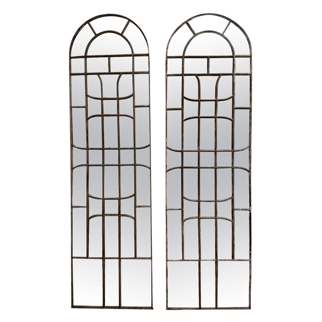 Paire de miroirs muraux architecturaux