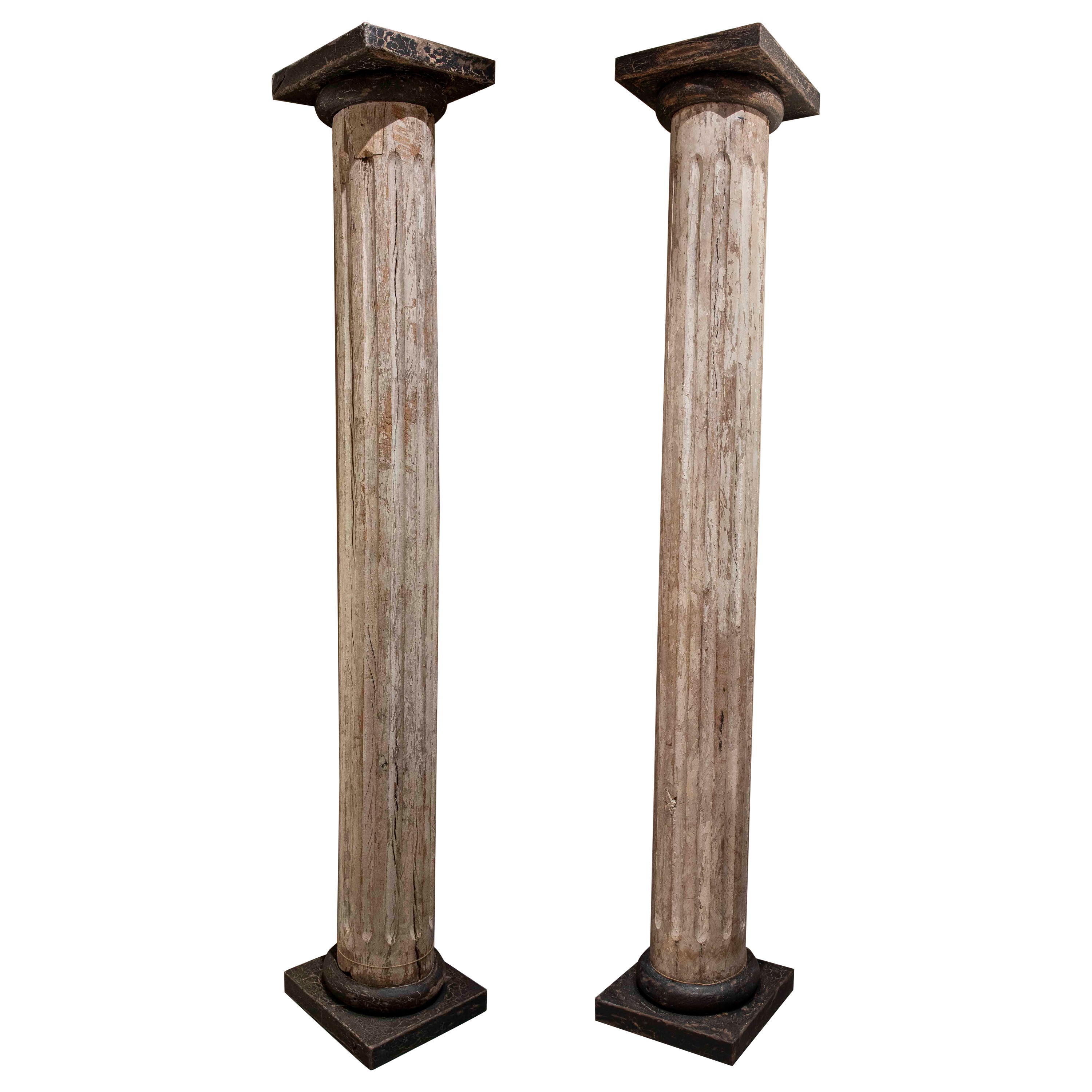 XIX Pareja de columnas estriadas de madera con restos de policromía