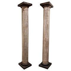 XIX Pareja de columnas estriadas de madera con restos de policromía
