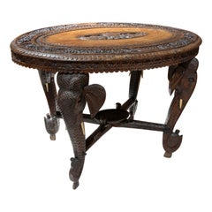 Table Indu en bois sculpté à la main des années 1950 avec pieds d'éléphant et motifs floraux