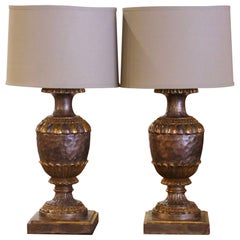 Paire de lampes de table italiennes du milieu du siècle, sculptées à la main, en deux tons, en argent et en vermeil