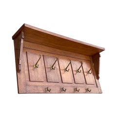 Intramontabile e in condizioni superbe, l'appendiabiti da parete olandese in Oak e ottone di Arts & Crafts