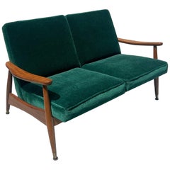 Divano a 2 posti in mohair verde degli anni '60 attribuito ad Arne Vodder