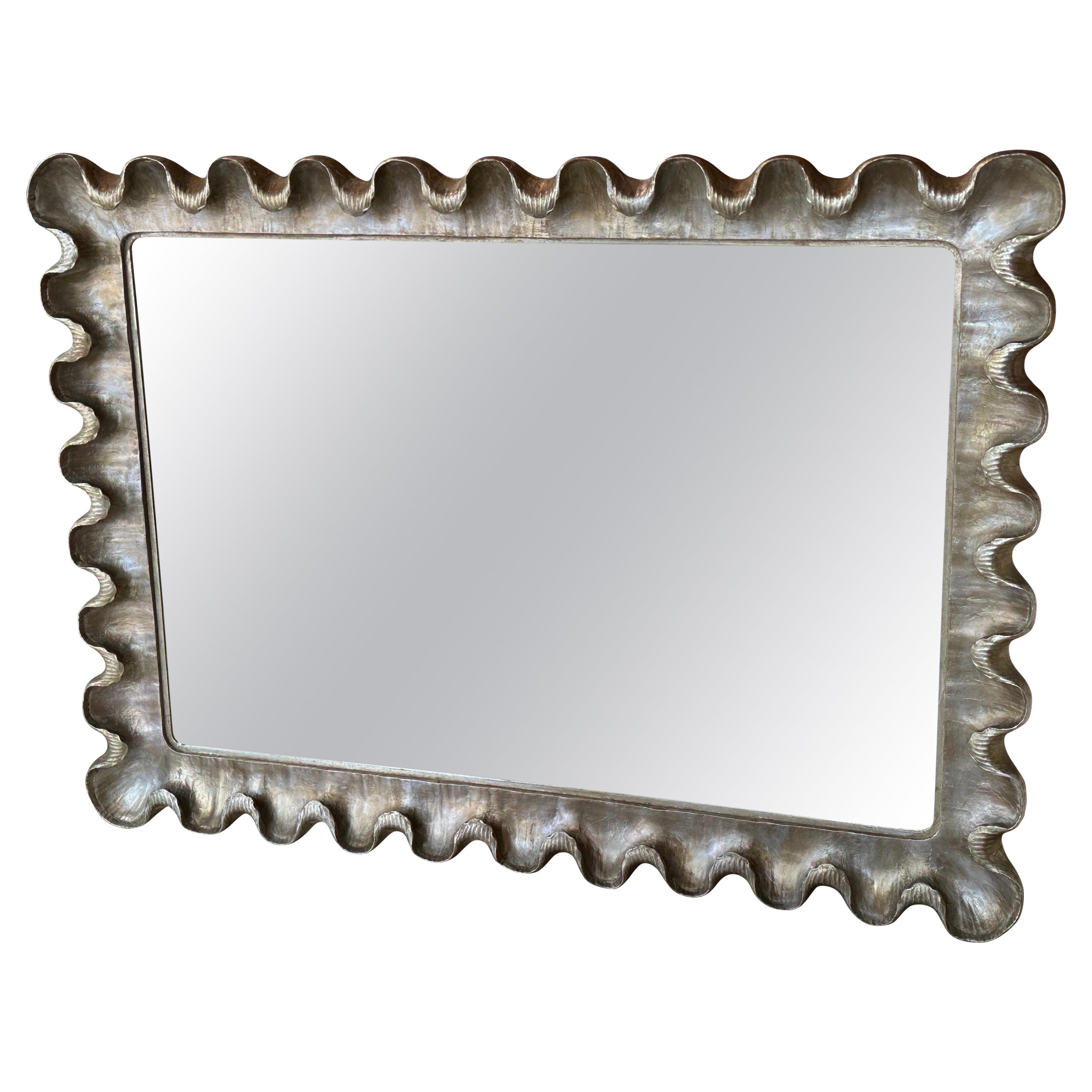 Espejo de pared veneciano italiano de plata y madera dorada con gesso festoneado con volantes