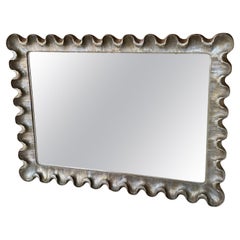 Espejo de pared veneciano italiano de plata y madera dorada con gesso festoneado con volantes