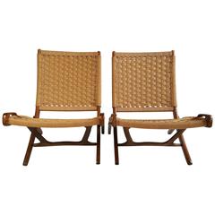 Paire de chaises pliantes de style Hans J. Wegner:: cannage classique et noyer