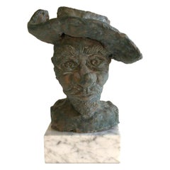 Escultura de terracota de los años 50 de Cyrano de Bergerac sobre base de mármol