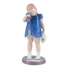 Bing y Grondahl, Figura de porcelana de niña con leche derramada.
