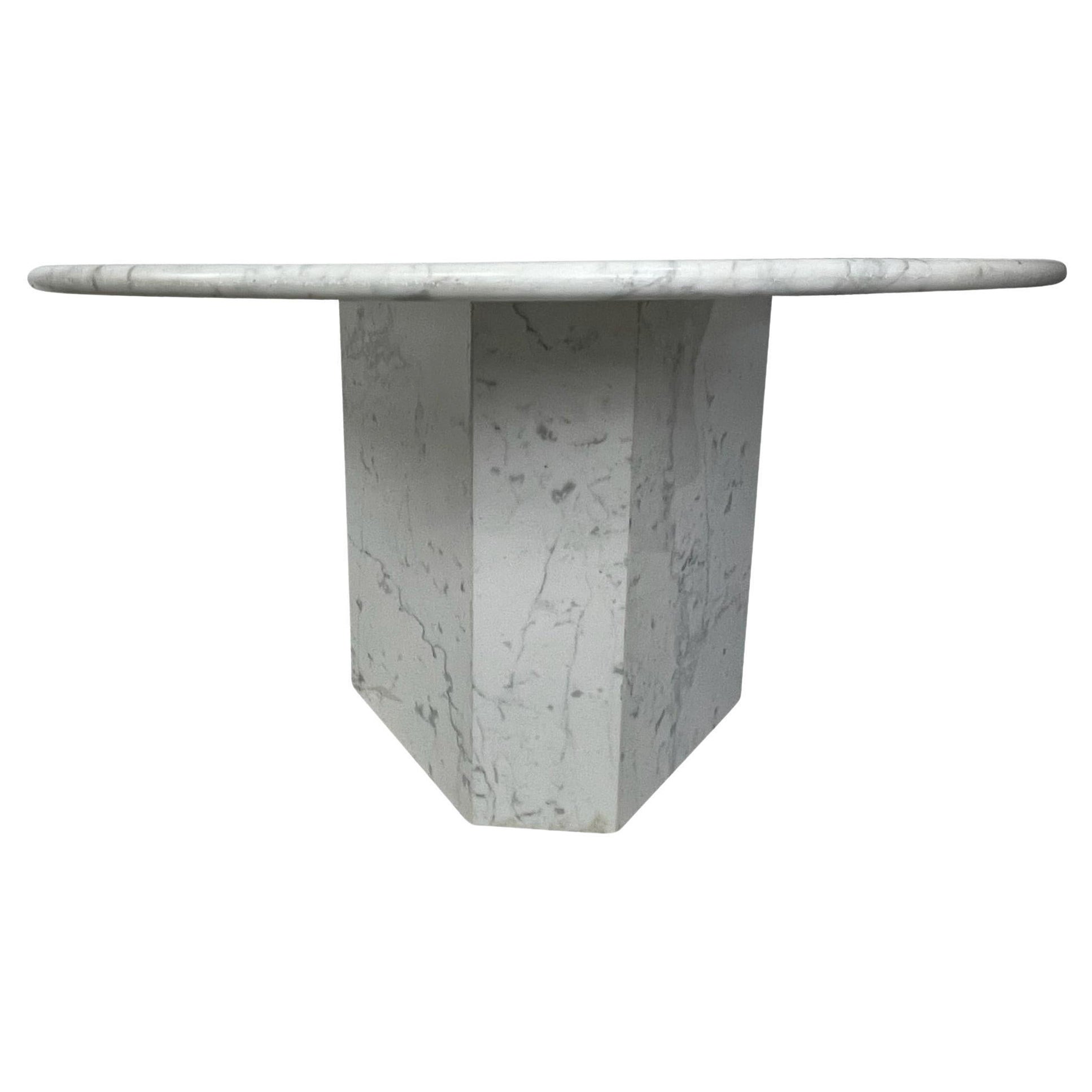 Mesa redonda de mármol blanco de Carrara con base poligonal de 3 lados