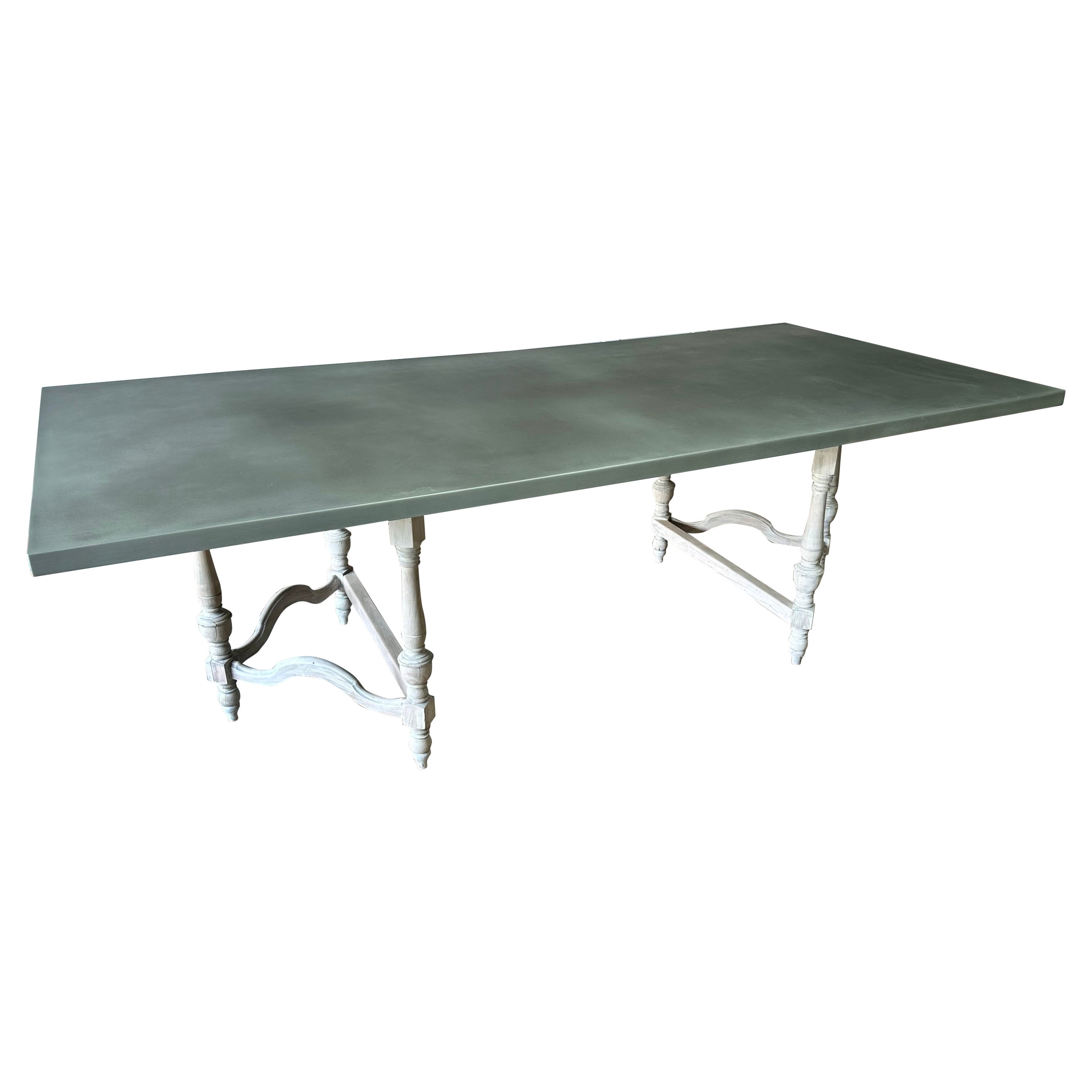 Grande table de salle à manger ancienne de style Louis XIII avec plateau en zinc  Pieds tripodestal en vente