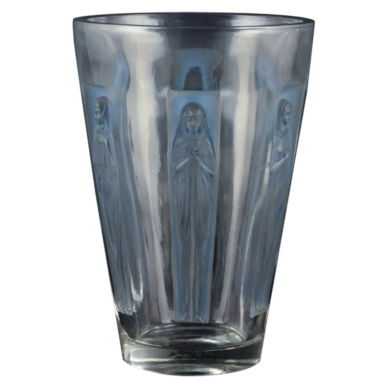 René Lalique, France. Large "Gobelet Six Figurines" vase in clear glass