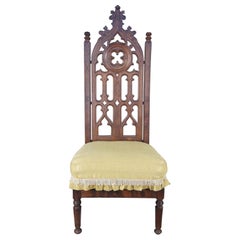 Silla lateral de trono antigua de nogal tallado con respaldo catedralicio de renacimiento gótico americano