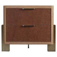 Dreyfus Night Stand, von AMBROZIA, Weiße Eiche, Taos Brown Leder & Antikes Messing