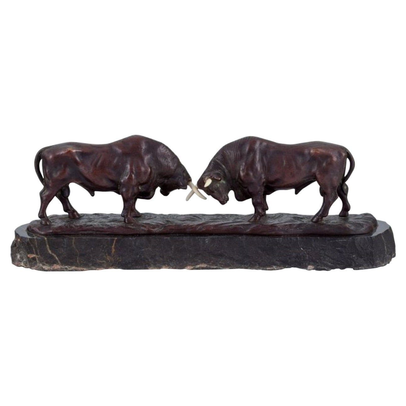 Escultor europeo. Toros en combate. Escultura Art Déco de bronce patinado