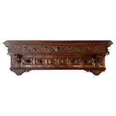 Antiguo perchero colgante italiano de nogal tallado, circa 1880-1890.