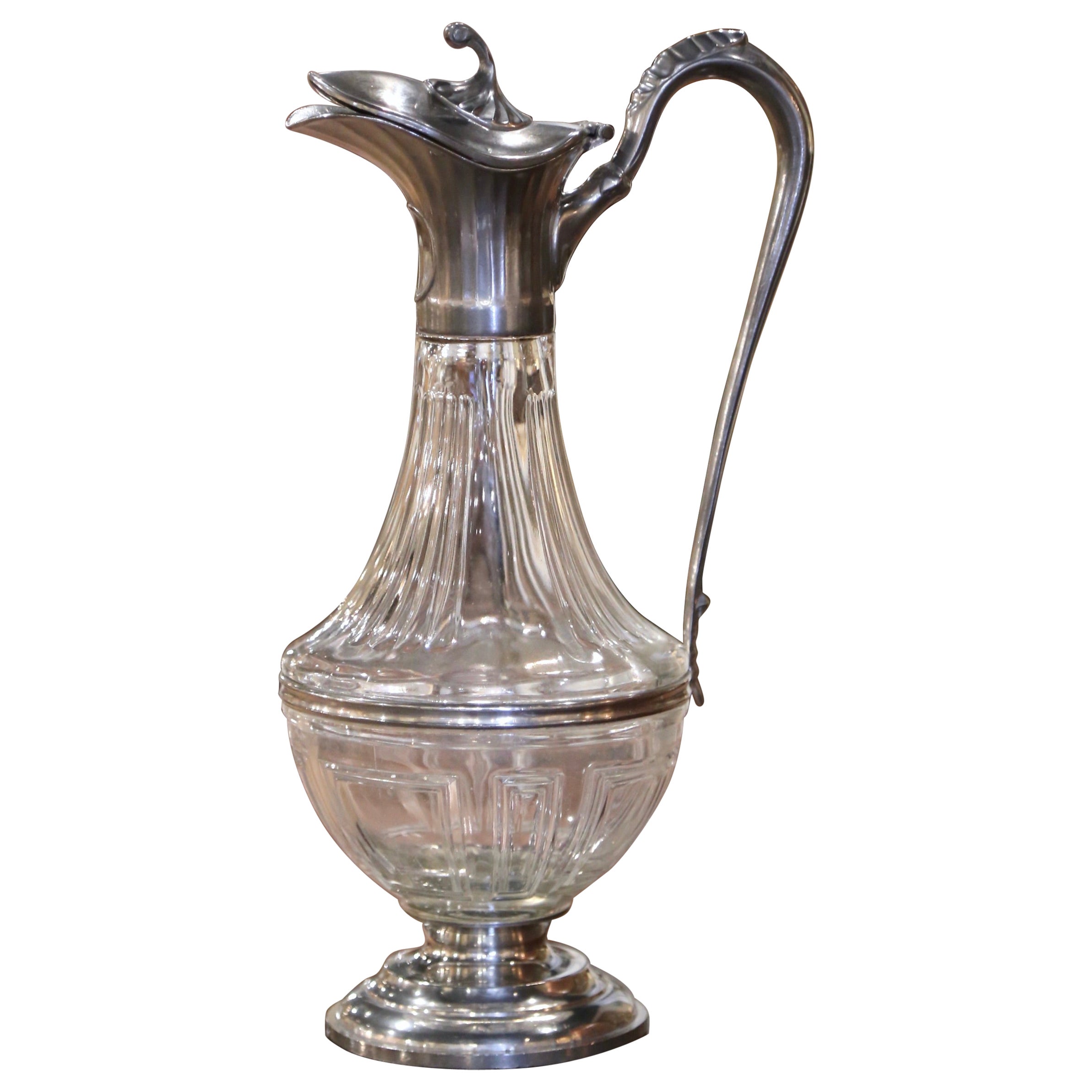 Caraffa da vino francese di metà secolo in cristallo e peltro con decorazione a foglie d'acanto