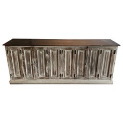 Grande armoire patinée à 6 portes. Travail en français