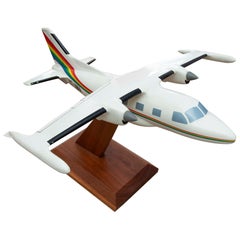 1970er Flugzeugmodell aus lackiertem Harz des Hauses Micro West INC