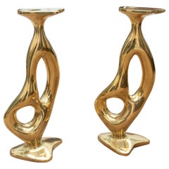 Pareja de candelabros modernistas de bronce dorado de los años 70. Firmado.