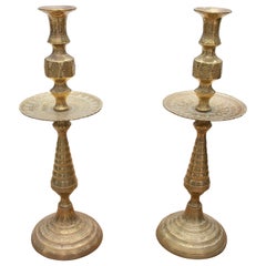 Pareja de candeleros de bronce de los años 80 con decoraciones geométricas talladas a mano