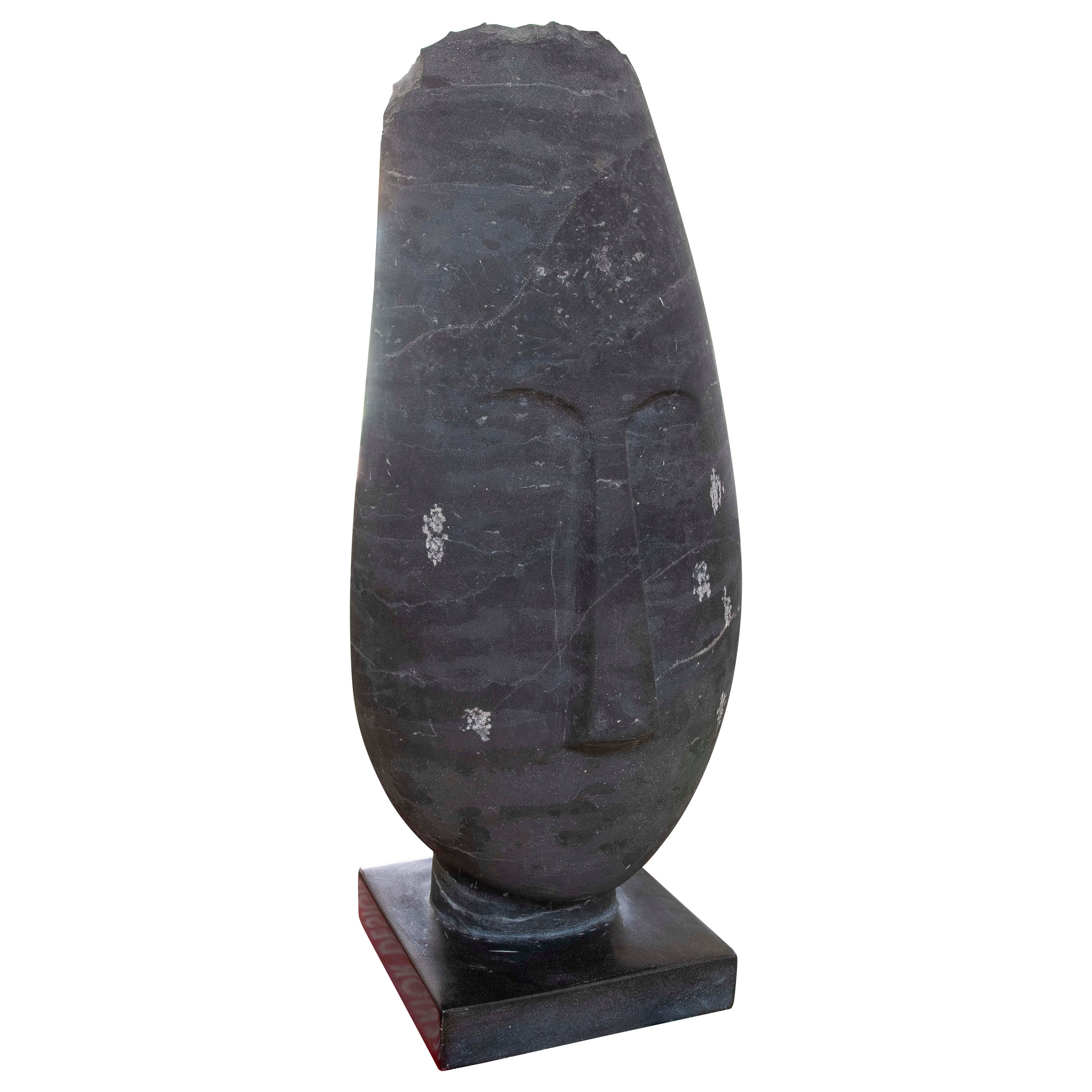 Scultura a mano degli anni '80 Testa scolpita in marmo nero con base quadrata