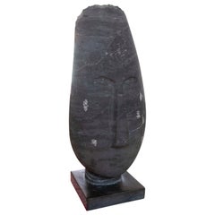 Escultura de mano de los años 80 Cabeza tallada en mármol negro con base cuadrada