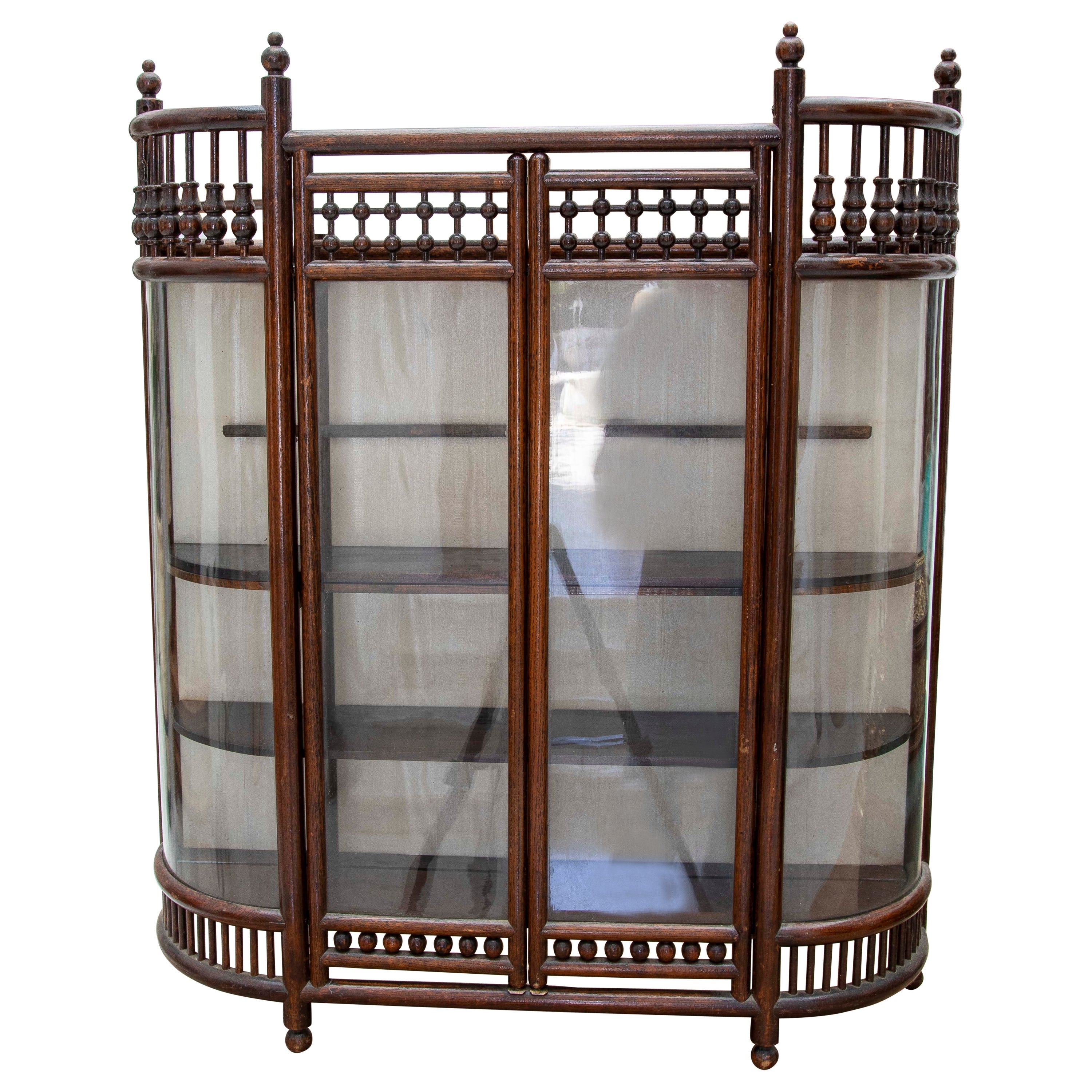 1930er Jahre Hängevitrine aus gedrechseltem Holz und Glas mit abgerundeten Formen