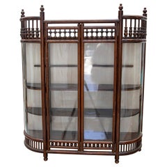 1930er Jahre Hängevitrine aus gedrechseltem Holz und Glas mit abgerundeten Formen