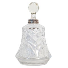 Pequeño neceser francés de cristal de los años 20 con cuello de plata y motivos de diamantes