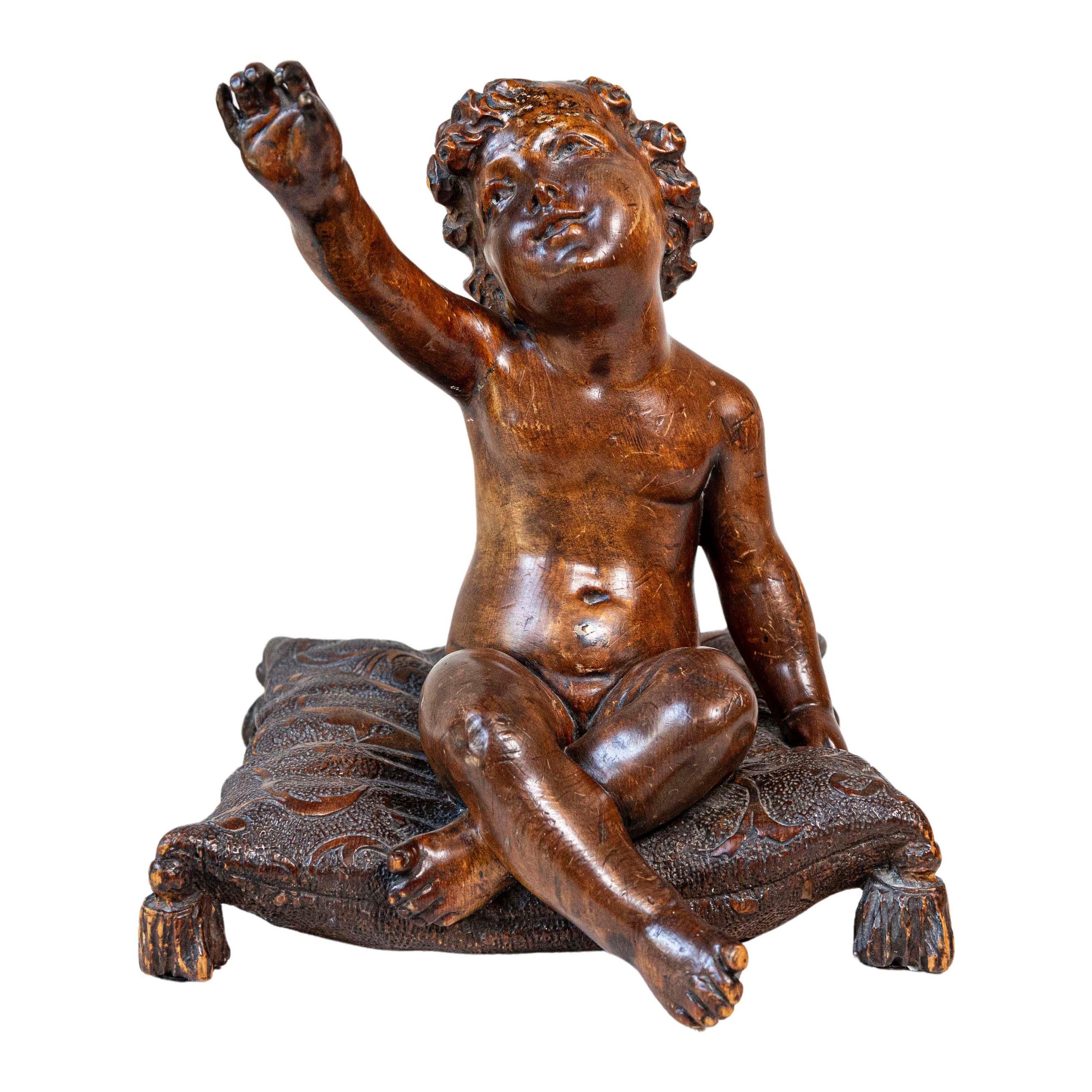 Französische Barockskulptur aus Nussbaumholz aus den 1780er Jahren mit einem auf einem Kissen sitzenden Putto
