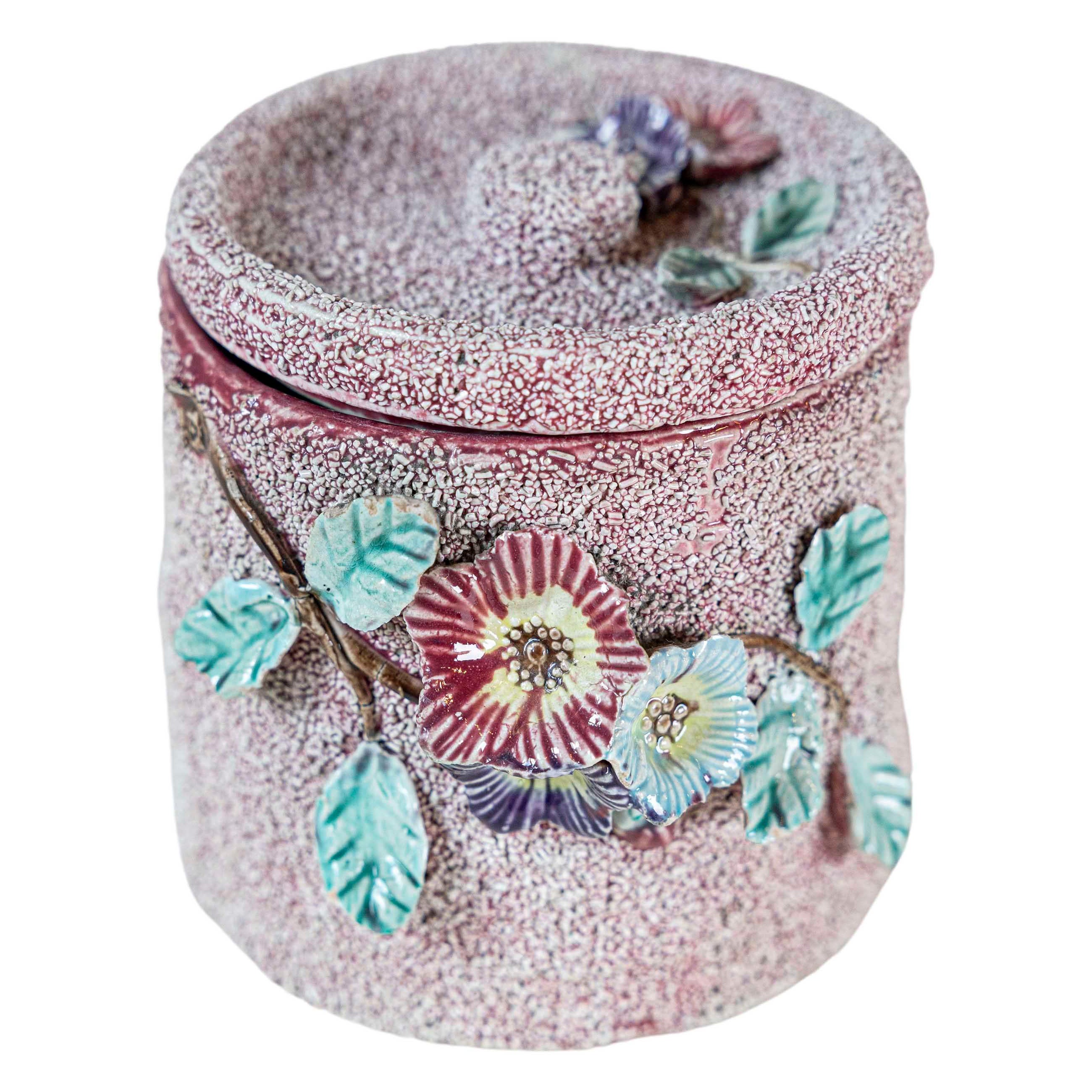 Scatola in ceramica inglese del XX secolo con motivi floreali, fondo strutturato e coperchio