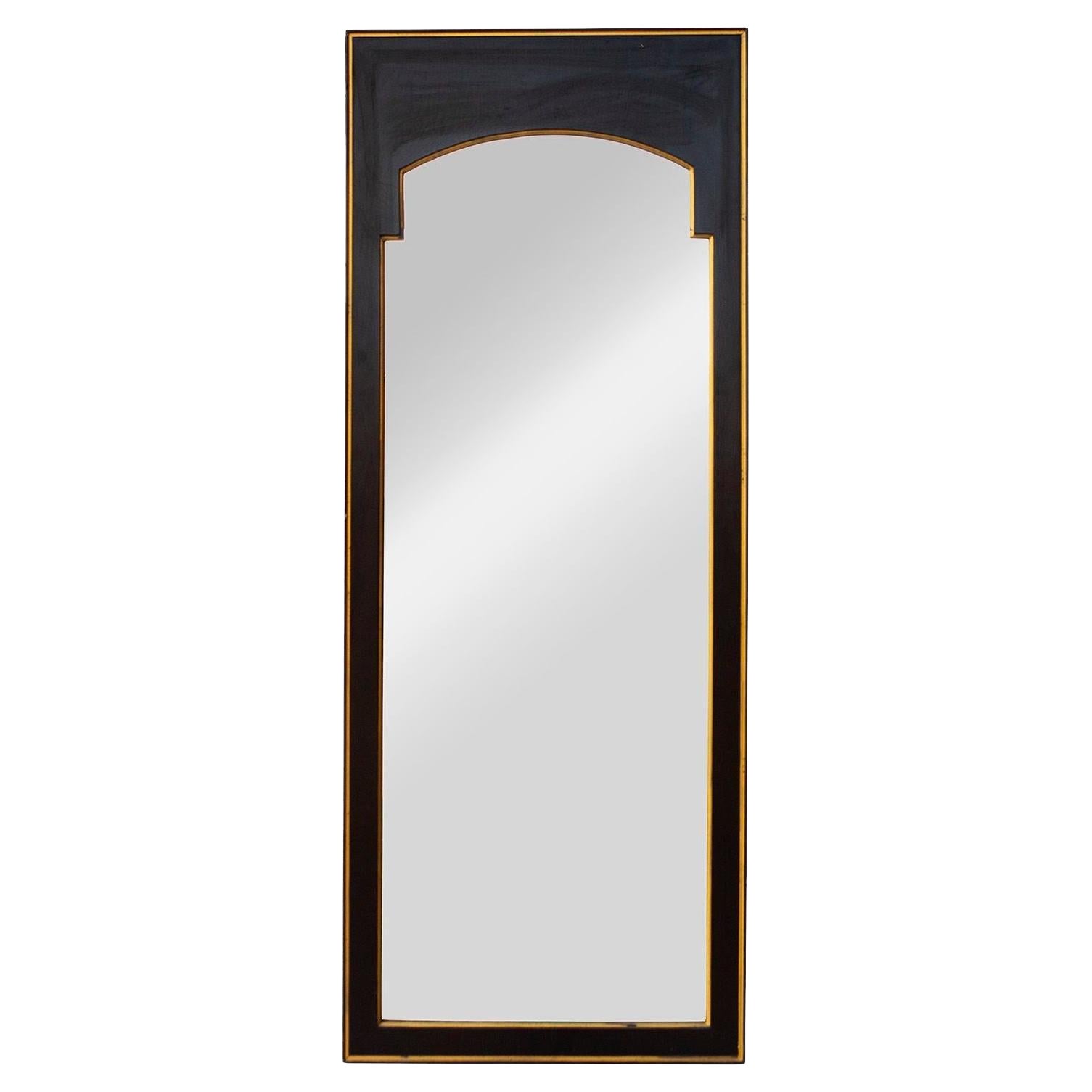 Specchio verticale d'epoca in lacca nera e dorata, 21" x 54" in vendita