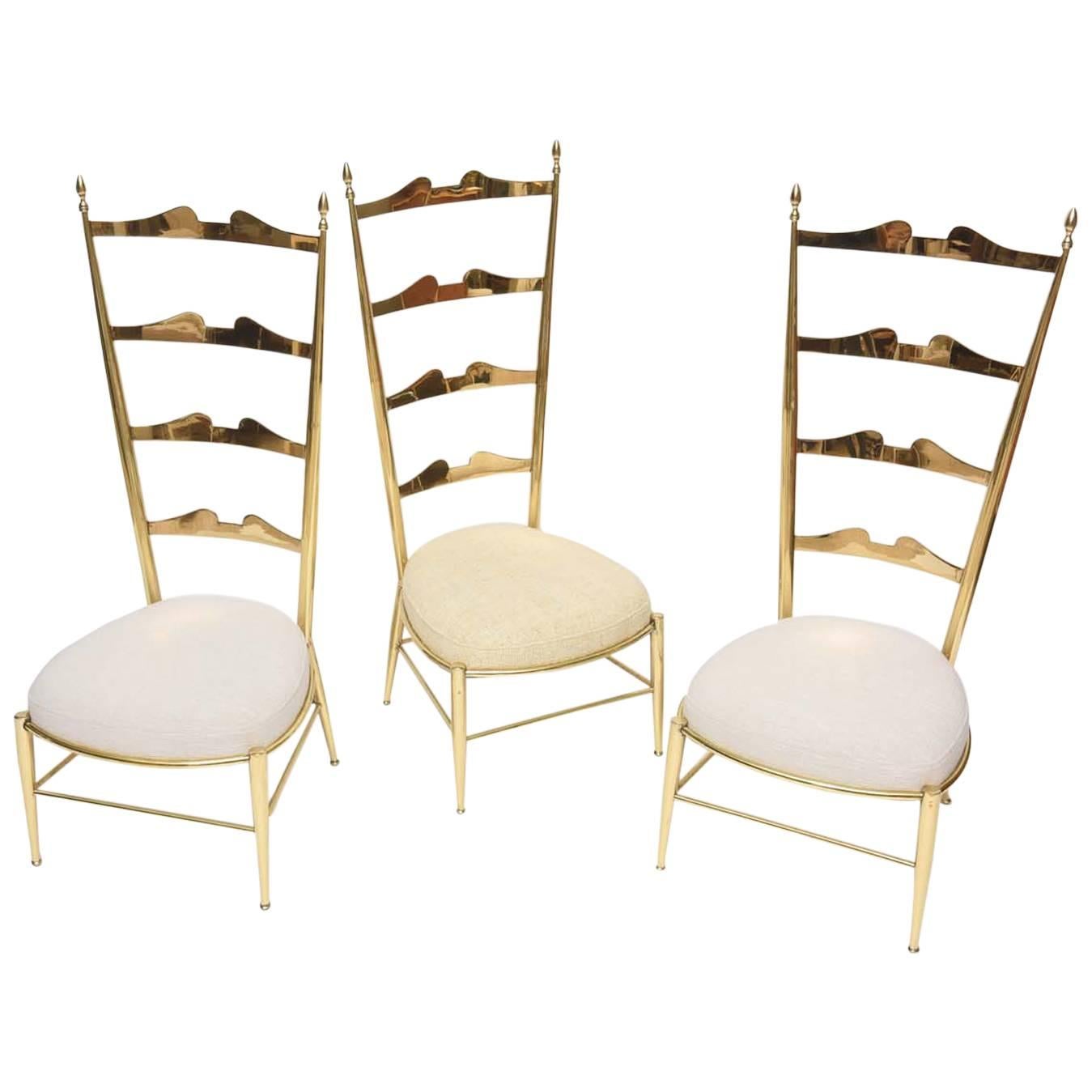 Seltene Chiavari-Stühle mit hoher Rückenlehne aus Messing und gekräuselten Beinen