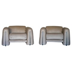Rare paire de fauteuils italiens des années 1970 en chrome et velours champagne