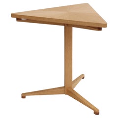 Mesa auxiliar con pedestal Triform en roble sunburst