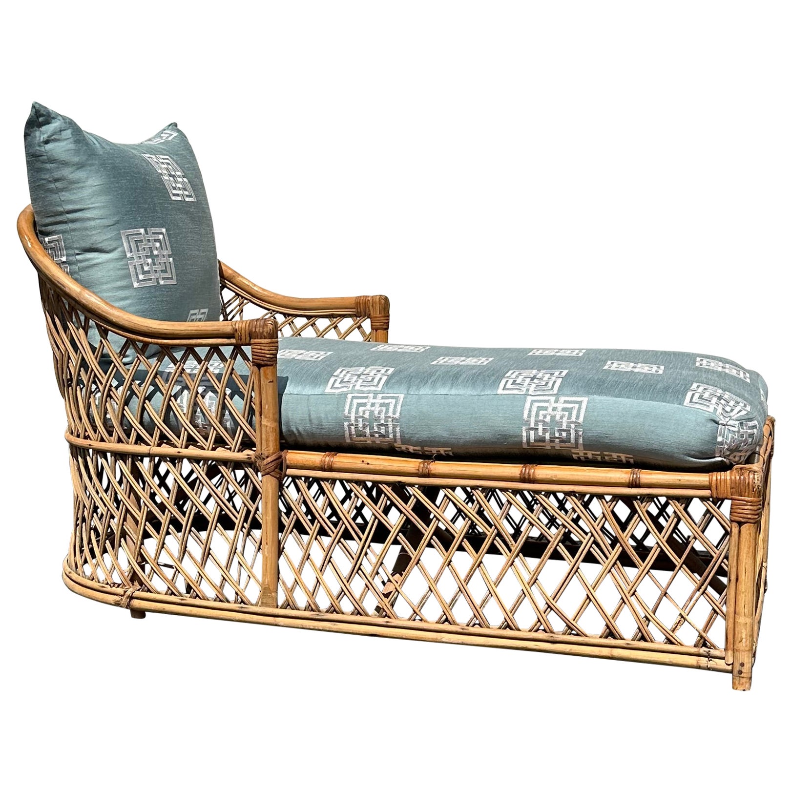 Chaise longue en rotin bleu de style Chinoiserie des années 1970