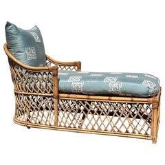 Chaise longue en rotin bleu de style Chinoiserie des années 1970