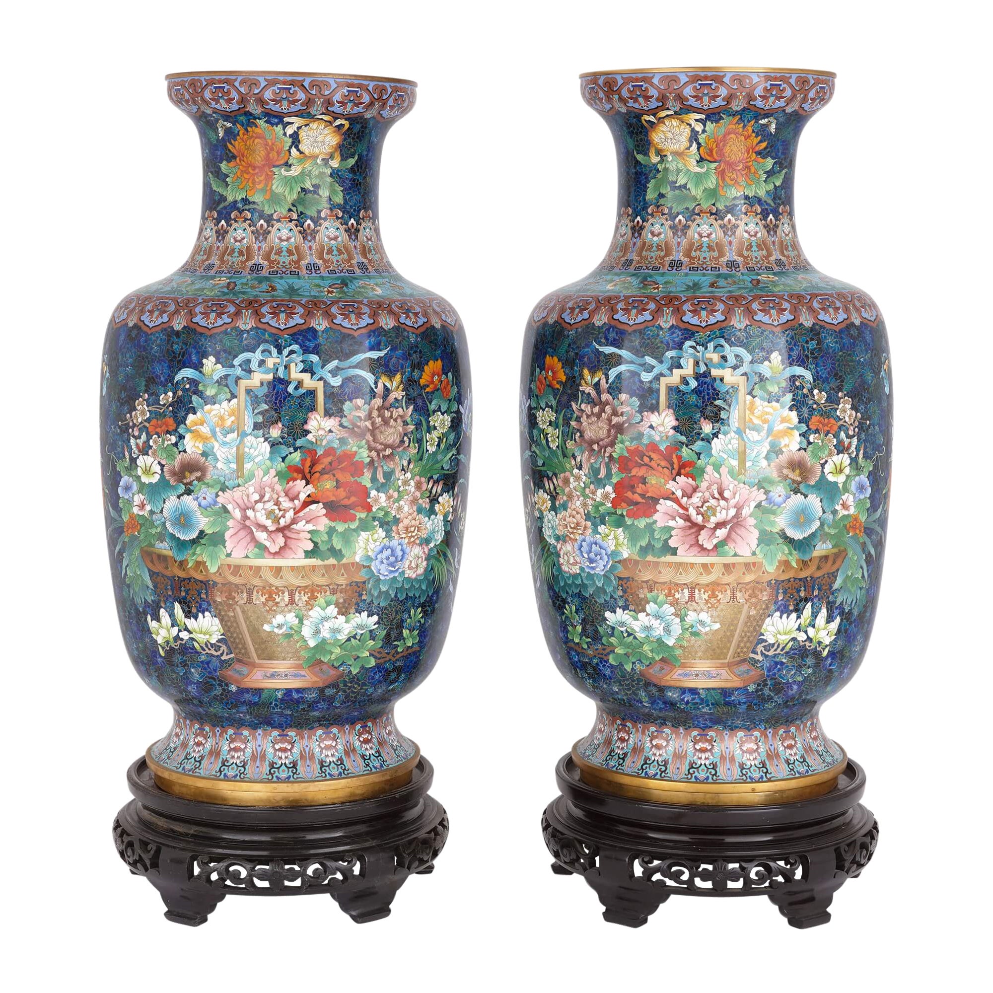 Grande coppia di vasi floreali cinesi in smalto cloisonné su basamenti in legno