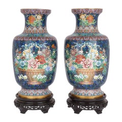 Grande paire de vases floraux en émail cloisonné chinois sur socles en bois