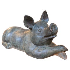 Escultura de Bronce de Lechón Tumbado en Tono Verde