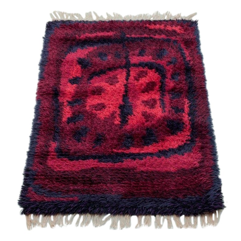 Scandinavian textile designer. Rya carpet in pure wool. Geometric pattern.