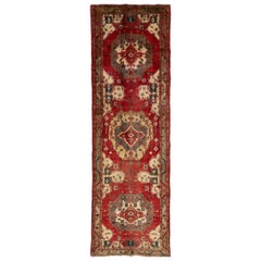 Tapis de couloir Heriz ancien en laine rouge Allover Designed des années 1940