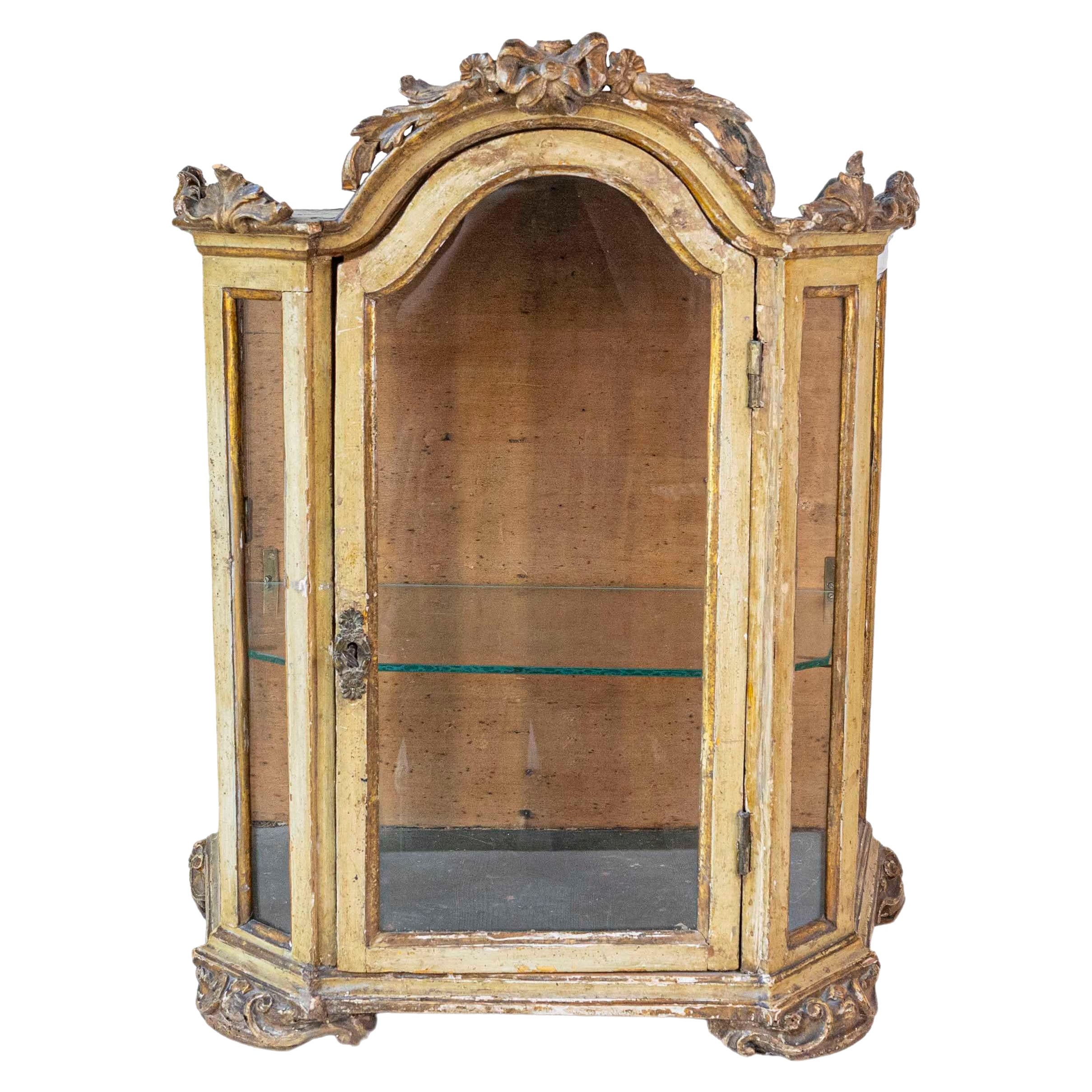 Petite vitrine vénitienne du 18ème siècle en bois peint rococo avec crête sculptée