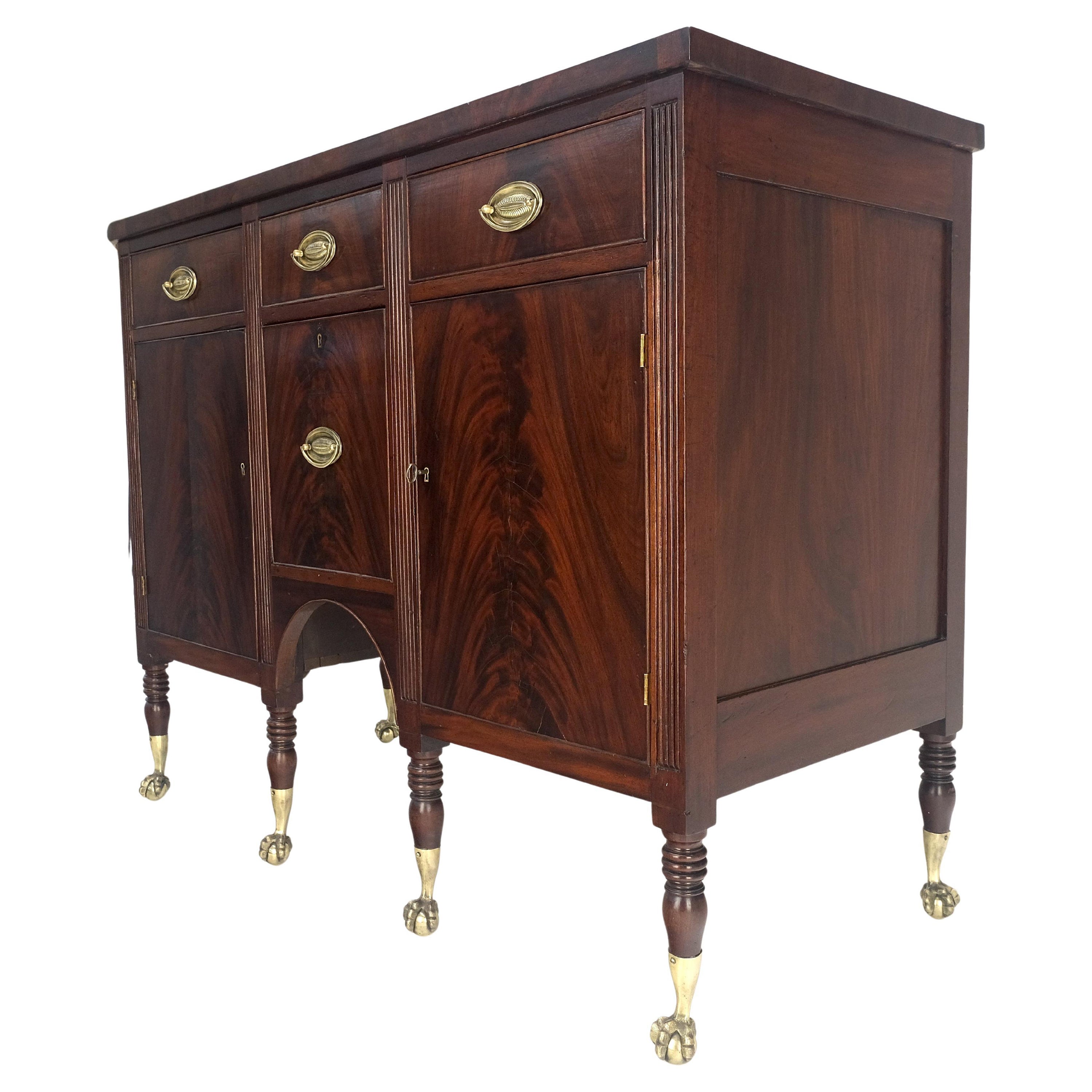 Antica credenza in mogano massiccio del 1880 circa con piano in ottone e piedi a sfera e a zampa d'asino