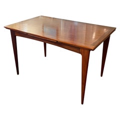 Une table de salle à manger à rallonge magnifiquement conçue par John Herbert